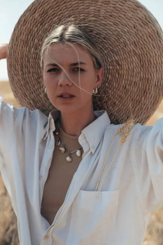 7 Jenis Outer untuk Wanita yang Bikin Semakin Stylish! 3 Outer Kemeja Oversize